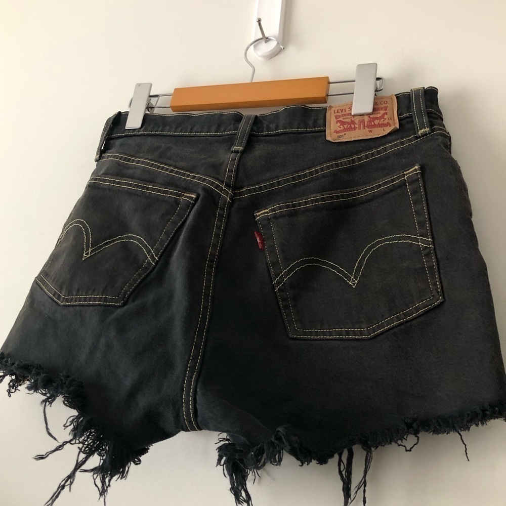 LEVIS 501 HIGH RISE DENIM SHORTS SIZE 27 WASHED BLACK/DARK GREY DENIM - Picture 4 of 10